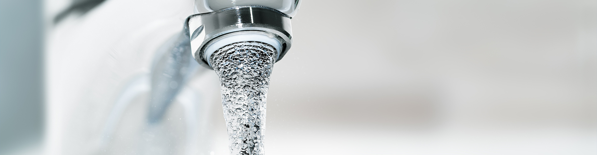 ¿Cómo evitar caídas de presión por la velocidad del agua en tuberías?