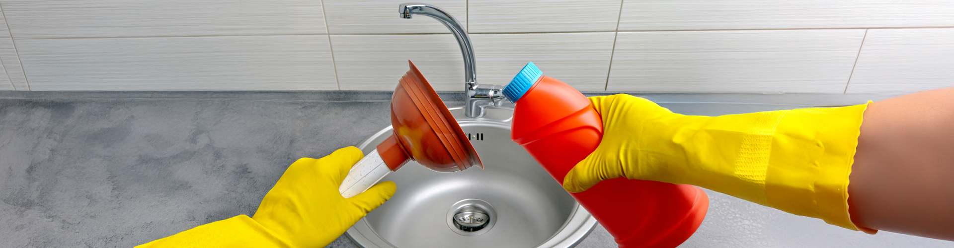 Cómo desatorar un lavadero de cocina o baño cuidando las tuberías